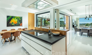 Villa moderne et luxueuse à vendre, avec un court de tennis privé dans un quartier résidentiel prestigieux de la vallée du golf de Nueva Andalucia, Marbella 50154 