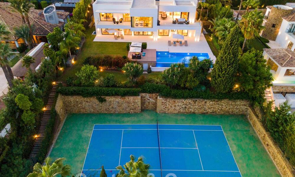 Villa moderne et luxueuse à vendre, avec un court de tennis privé dans un quartier résidentiel prestigieux de la vallée du golf de Nueva Andalucia, Marbella 50155