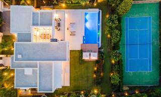 Villa moderne et luxueuse à vendre, avec un court de tennis privé dans un quartier résidentiel prestigieux de la vallée du golf de Nueva Andalucia, Marbella 50157 