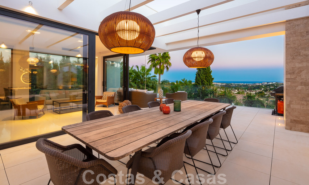 Villa moderne et luxueuse à vendre, avec un court de tennis privé dans un quartier résidentiel prestigieux de la vallée du golf de Nueva Andalucia, Marbella 50158