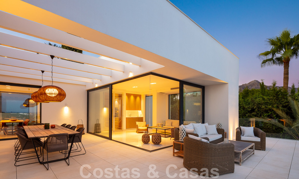 Villa moderne et luxueuse à vendre, avec un court de tennis privé dans un quartier résidentiel prestigieux de la vallée du golf de Nueva Andalucia, Marbella 50160