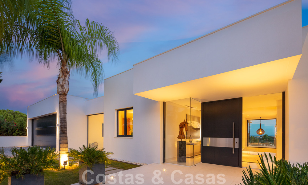 Villa moderne et luxueuse à vendre, avec un court de tennis privé dans un quartier résidentiel prestigieux de la vallée du golf de Nueva Andalucia, Marbella 50161