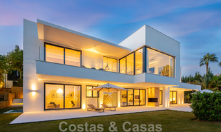 Villa moderne et luxueuse à vendre, avec un court de tennis privé dans un quartier résidentiel prestigieux de la vallée du golf de Nueva Andalucia, Marbella 50162 