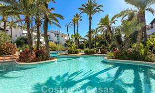 Appartement sophistiqué à vendre à quelques pas de la plage, situé à Puente Romano sur le Golden Mile à Marbella 49760 