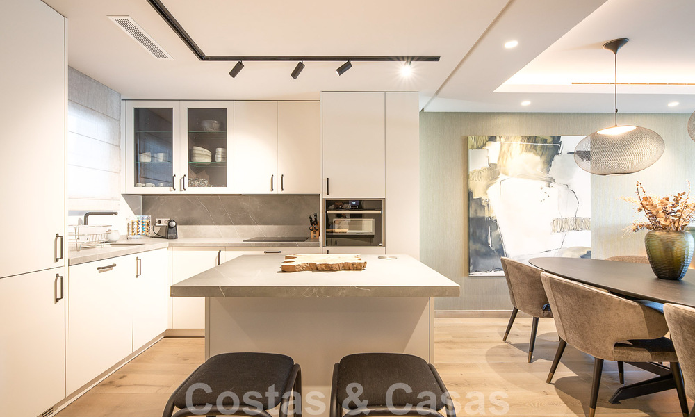 Appartement sophistiqué à vendre à quelques pas de la plage, situé à Puente Romano sur le Golden Mile à Marbella 49770