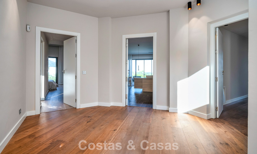 Villa méditerranéenne de luxe à vendre dans un quartier résidentiel prestigieux entouré des terrains de golf de la vallée de Nueva Andalucia, Marbella 54150