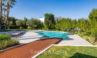 Villa méditerranéenne de luxe à vendre dans un quartier résidentiel prestigieux entouré des terrains de golf de la vallée de Nueva Andalucia, Marbella 54157 