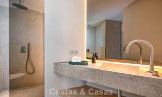 Villa méditerranéenne de luxe à vendre dans un quartier résidentiel prestigieux entouré des terrains de golf de la vallée de Nueva Andalucia, Marbella 54189 