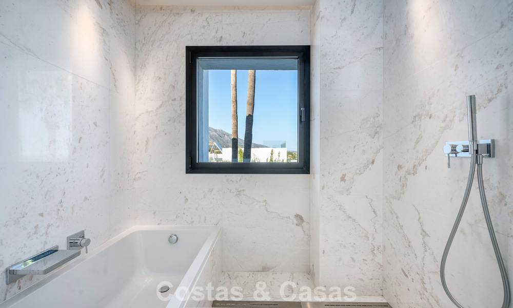 Villa méditerranéenne de luxe à vendre dans un quartier résidentiel prestigieux entouré des terrains de golf de la vallée de Nueva Andalucia, Marbella 54190