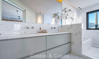 Villa méditerranéenne de luxe à vendre dans un quartier résidentiel prestigieux entouré des terrains de golf de la vallée de Nueva Andalucia, Marbella 54191 