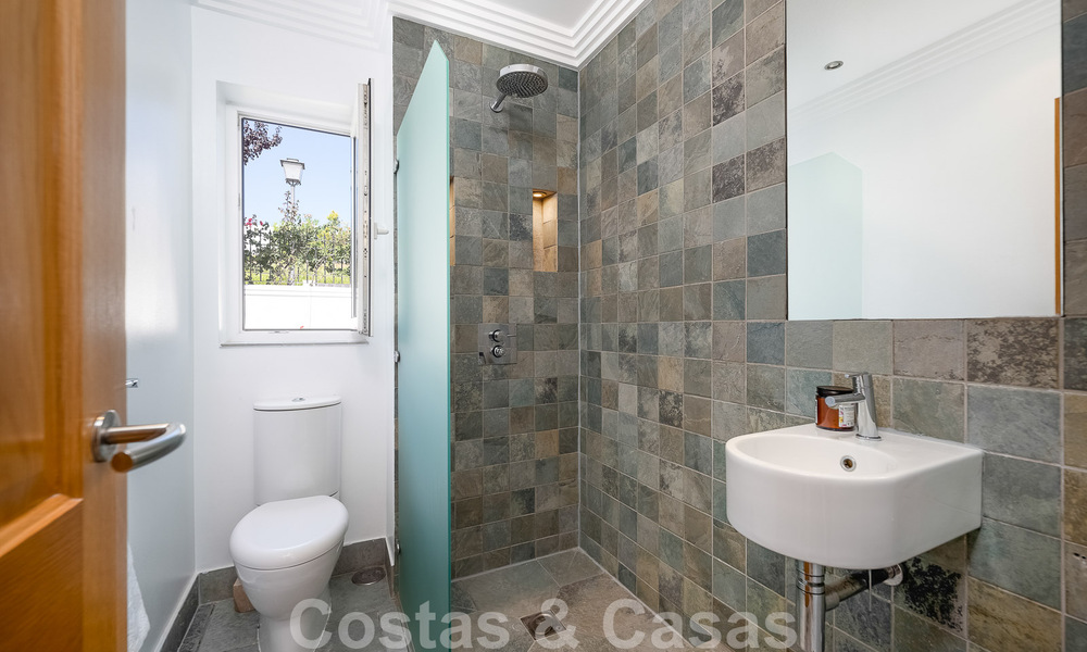 Spacieuse villa méditerranéenne à vendre située dans une urbanisation privilégiée de Nueva Andalucia, Marbella 50564