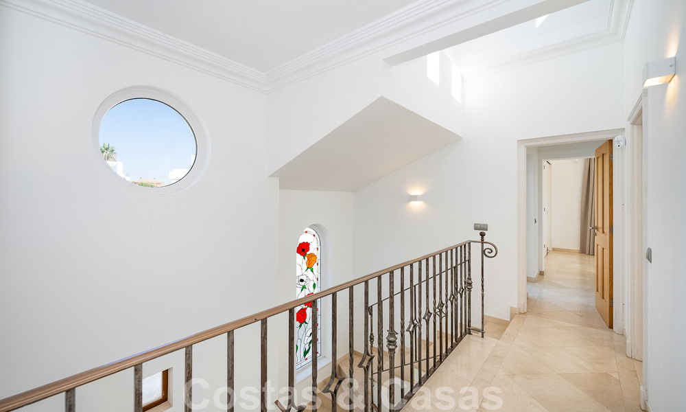 Spacieuse villa méditerranéenne à vendre située dans une urbanisation privilégiée de Nueva Andalucia, Marbella 50574