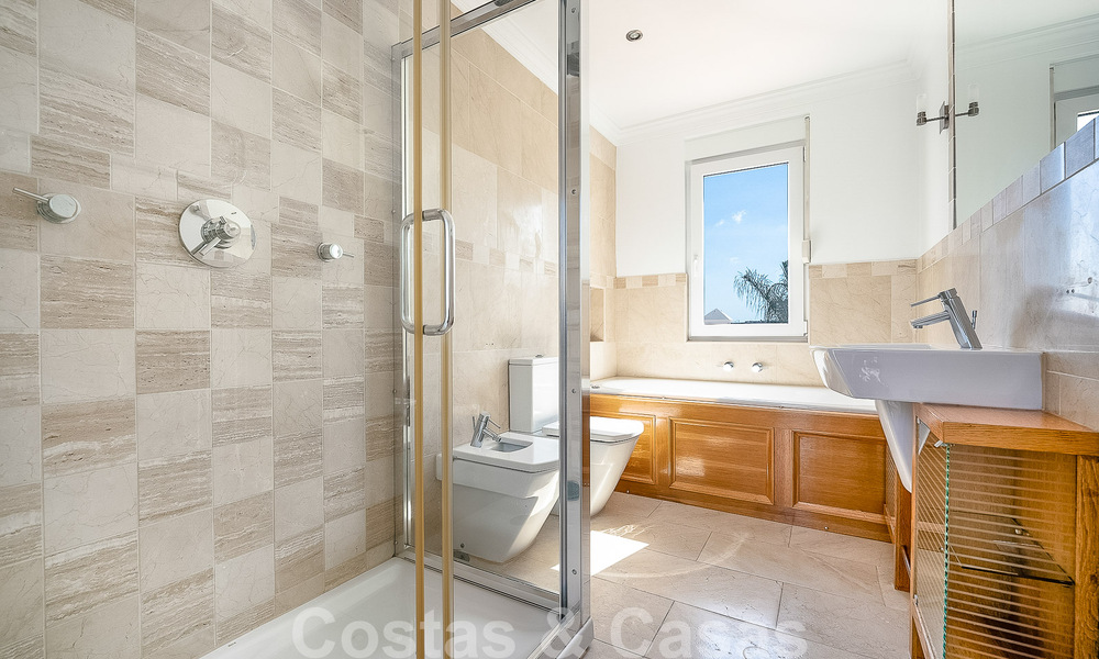 Spacieuse villa méditerranéenne à vendre située dans une urbanisation privilégiée de Nueva Andalucia, Marbella 50578