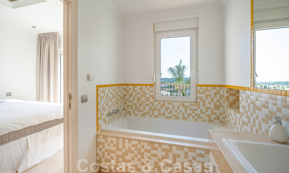 Spacieuse villa méditerranéenne à vendre située dans une urbanisation privilégiée de Nueva Andalucia, Marbella 50584