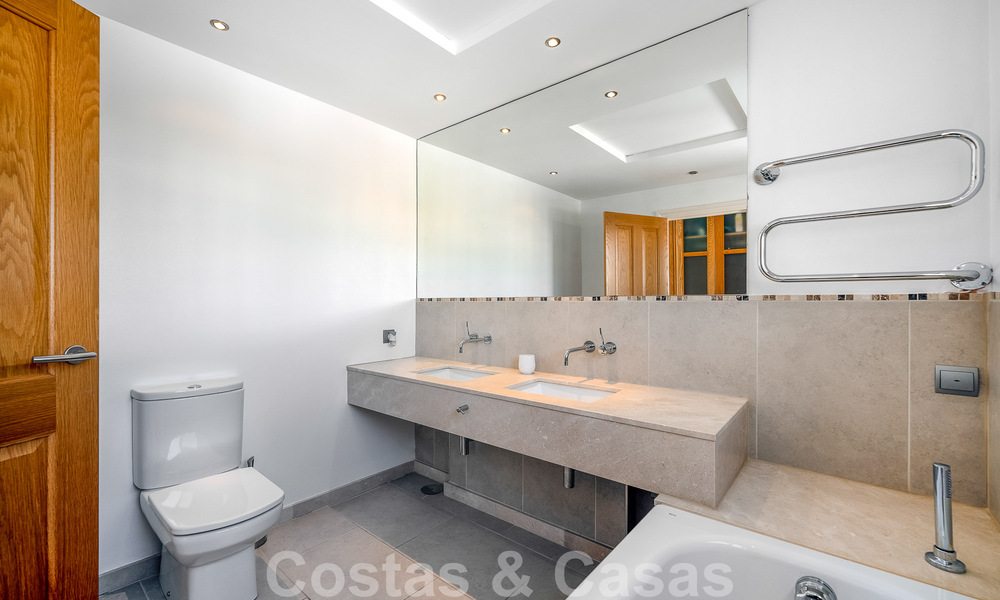 Spacieuse villa méditerranéenne à vendre située dans une urbanisation privilégiée de Nueva Andalucia, Marbella 50585
