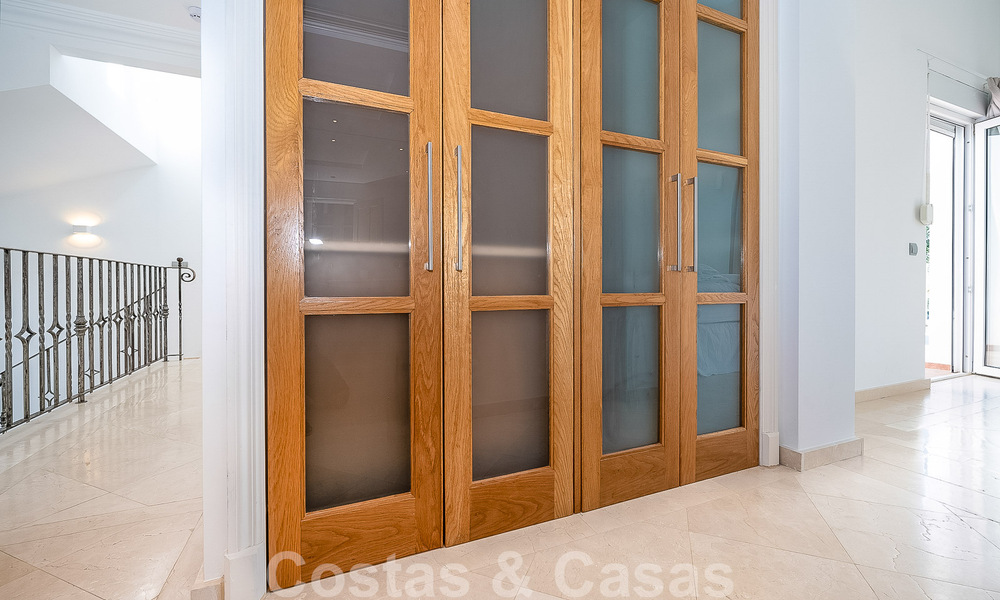 Spacieuse villa méditerranéenne à vendre située dans une urbanisation privilégiée de Nueva Andalucia, Marbella 50587