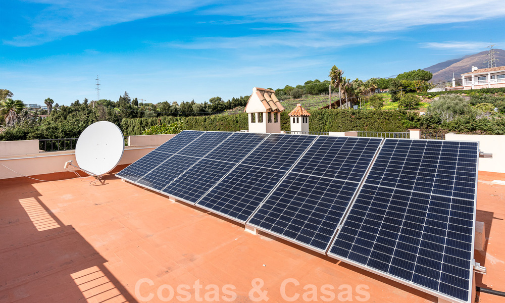 Maison espagnole à vendre sur un vaste terrain situé dans une zone tranquille à une courte distance du centre d'Estepona 50890