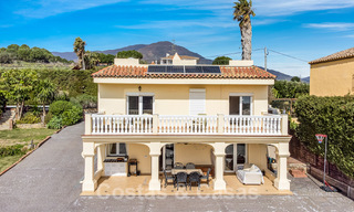Maison espagnole à vendre sur un vaste terrain situé dans une zone tranquille à une courte distance du centre d'Estepona 50912 