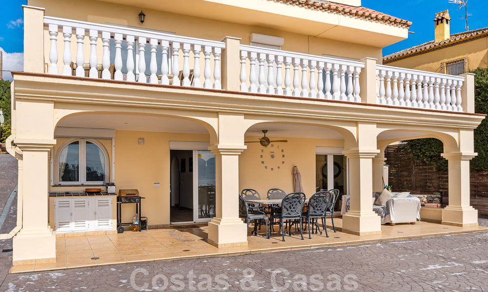 Maison espagnole à vendre sur un vaste terrain situé dans une zone tranquille à une courte distance du centre d'Estepona 50924