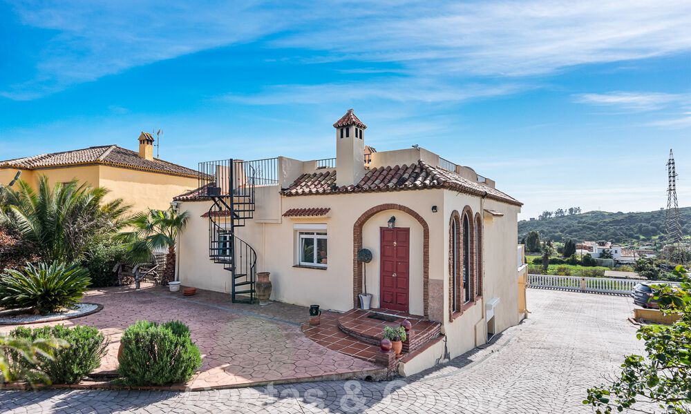 Maison espagnole à vendre sur un vaste terrain situé dans une zone tranquille à une courte distance du centre d'Estepona 50926