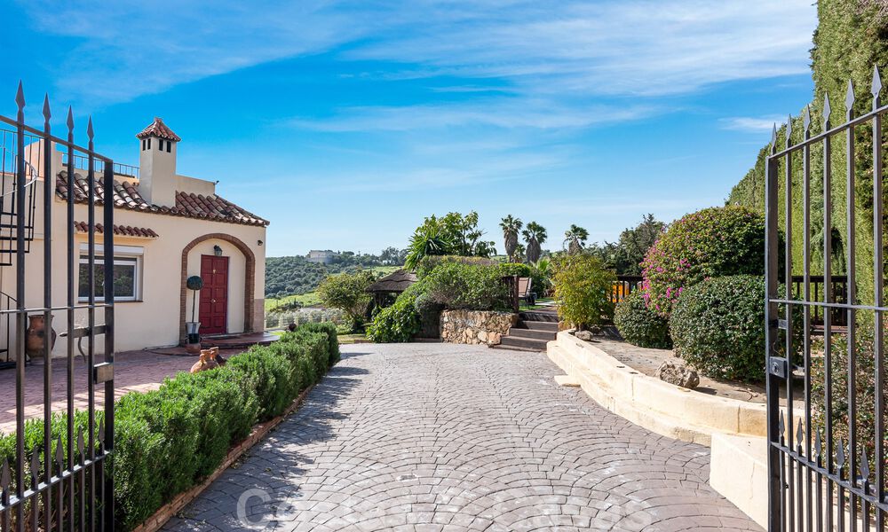 Maison espagnole à vendre sur un vaste terrain situé dans une zone tranquille à une courte distance du centre d'Estepona 50927