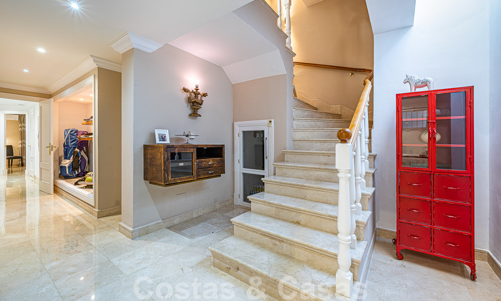Exceptionnelle villa de luxe de style andalou à vendre, à distance de marche de la plage, sur le Golden Mile de Marbella 50756