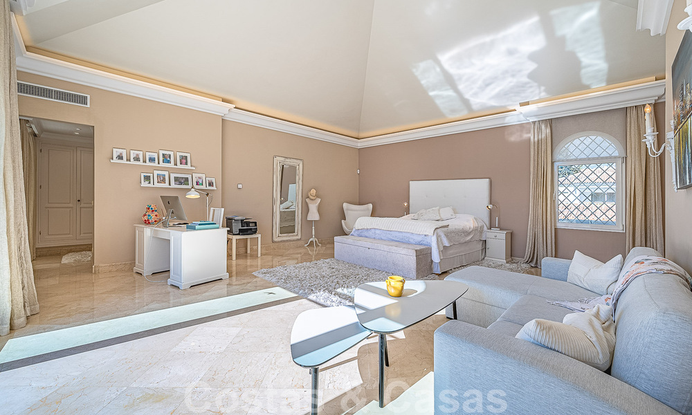 Exceptionnelle villa de luxe de style andalou à vendre, à distance de marche de la plage, sur le Golden Mile de Marbella 50757