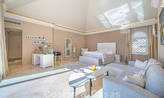 Exceptionnelle villa de luxe de style andalou à vendre, à distance de marche de la plage, sur le Golden Mile de Marbella 50757 