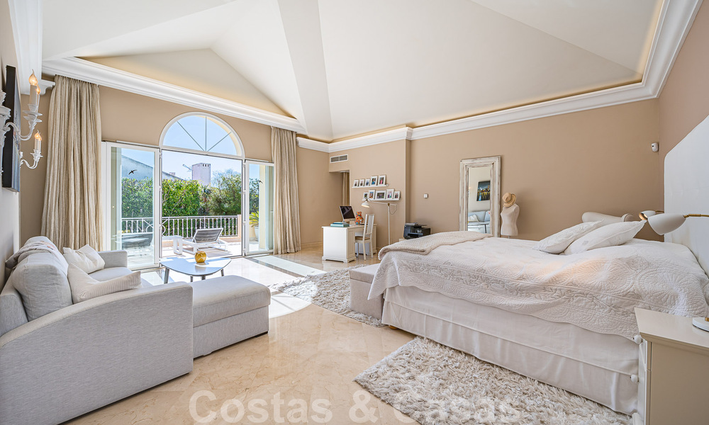 Exceptionnelle villa de luxe de style andalou à vendre, à distance de marche de la plage, sur le Golden Mile de Marbella 50758
