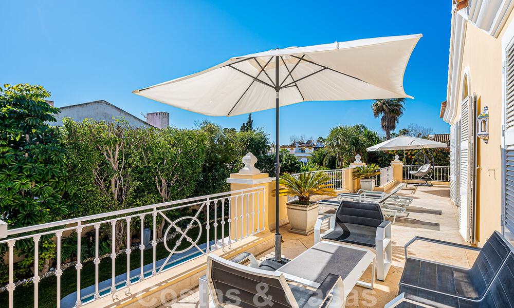 Exceptionnelle villa de luxe de style andalou à vendre, à distance de marche de la plage, sur le Golden Mile de Marbella 50760