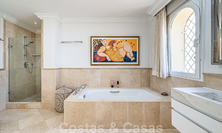 Exceptionnelle villa de luxe de style andalou à vendre, à distance de marche de la plage, sur le Golden Mile de Marbella 50761 