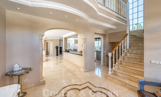 Exceptionnelle villa de luxe de style andalou à vendre, à distance de marche de la plage, sur le Golden Mile de Marbella 50763 