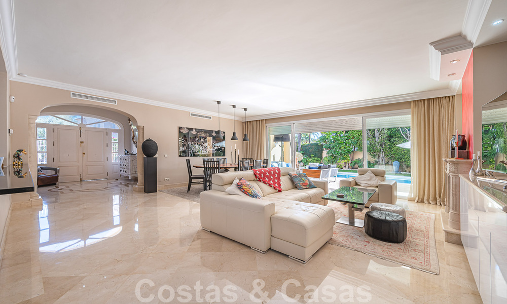 Exceptionnelle villa de luxe de style andalou à vendre, à distance de marche de la plage, sur le Golden Mile de Marbella 50765