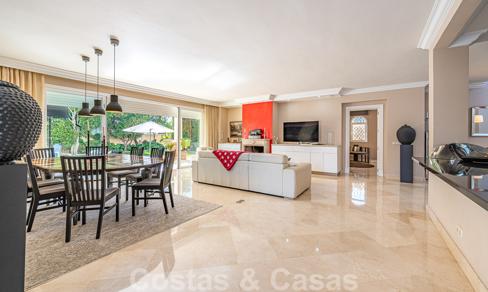 Exceptionnelle villa de luxe de style andalou à vendre, à distance de marche de la plage, sur le Golden Mile de Marbella 50766