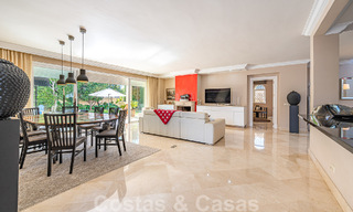 Exceptionnelle villa de luxe de style andalou à vendre, à distance de marche de la plage, sur le Golden Mile de Marbella 50766 