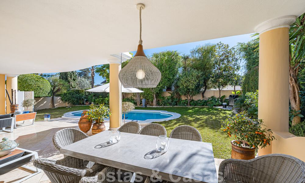 Exceptionnelle villa de luxe de style andalou à vendre, à distance de marche de la plage, sur le Golden Mile de Marbella 50768