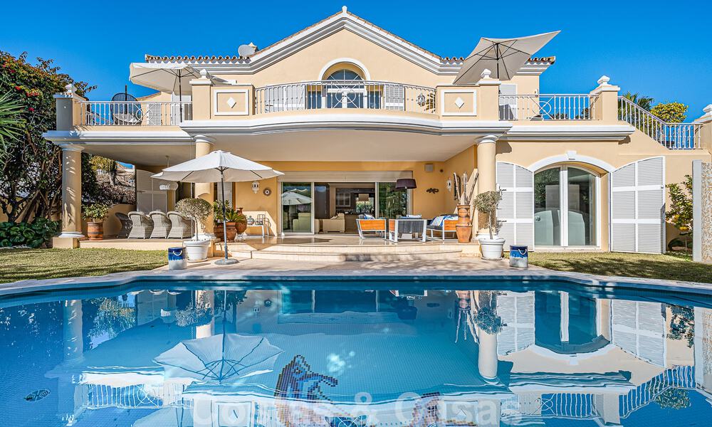 Exceptionnelle villa de luxe de style andalou à vendre, à distance de marche de la plage, sur le Golden Mile de Marbella 50769