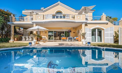 Exceptionnelle villa de luxe de style andalou à vendre, à distance de marche de la plage, sur le Golden Mile de Marbella 50769