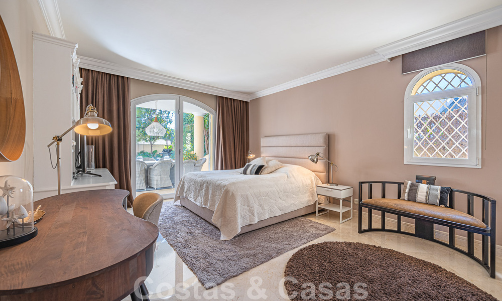 Exceptionnelle villa de luxe de style andalou à vendre, à distance de marche de la plage, sur le Golden Mile de Marbella 50770