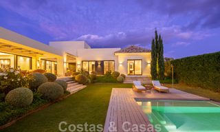 Villa de luxe méditerranéenne indépendante à vendre avec vue sur la mer, entourée de terrains de golf à Nueva Andalucia, Marbella 50709 
