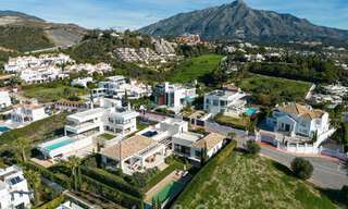 Villa de luxe méditerranéenne indépendante à vendre avec vue sur la mer, entourée de terrains de golf à Nueva Andalucia, Marbella 50713 