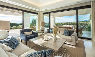 Villa de luxe méditerranéenne indépendante à vendre avec vue sur la mer, entourée de terrains de golf à Nueva Andalucia, Marbella 50715 