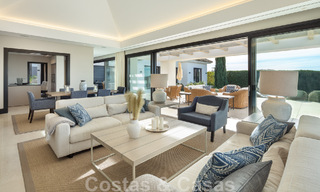 Villa de luxe méditerranéenne indépendante à vendre avec vue sur la mer, entourée de terrains de golf à Nueva Andalucia, Marbella 50717 