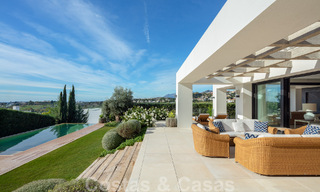 Villa de luxe méditerranéenne indépendante à vendre avec vue sur la mer, entourée de terrains de golf à Nueva Andalucia, Marbella 50720 