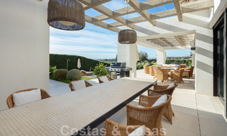 Villa de luxe méditerranéenne indépendante à vendre avec vue sur la mer, entourée de terrains de golf à Nueva Andalucia, Marbella 50721 