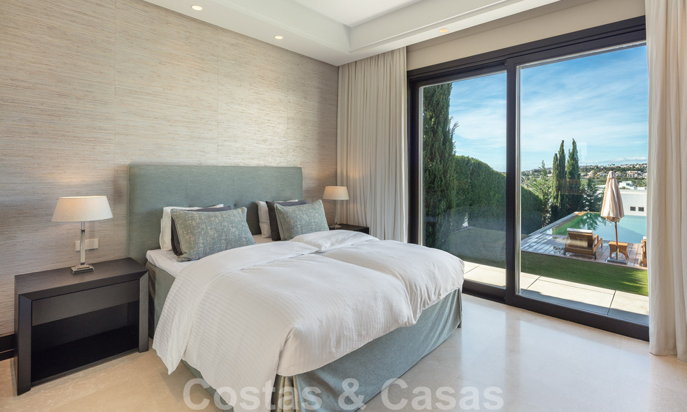 Villa de luxe méditerranéenne indépendante à vendre avec vue sur la mer, entourée de terrains de golf à Nueva Andalucia, Marbella 50725