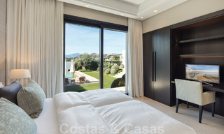 Villa de luxe méditerranéenne indépendante à vendre avec vue sur la mer, entourée de terrains de golf à Nueva Andalucia, Marbella 50726 