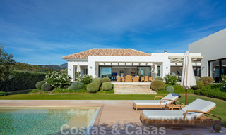 Villa de luxe méditerranéenne indépendante à vendre avec vue sur la mer, entourée de terrains de golf à Nueva Andalucia, Marbella 50732 