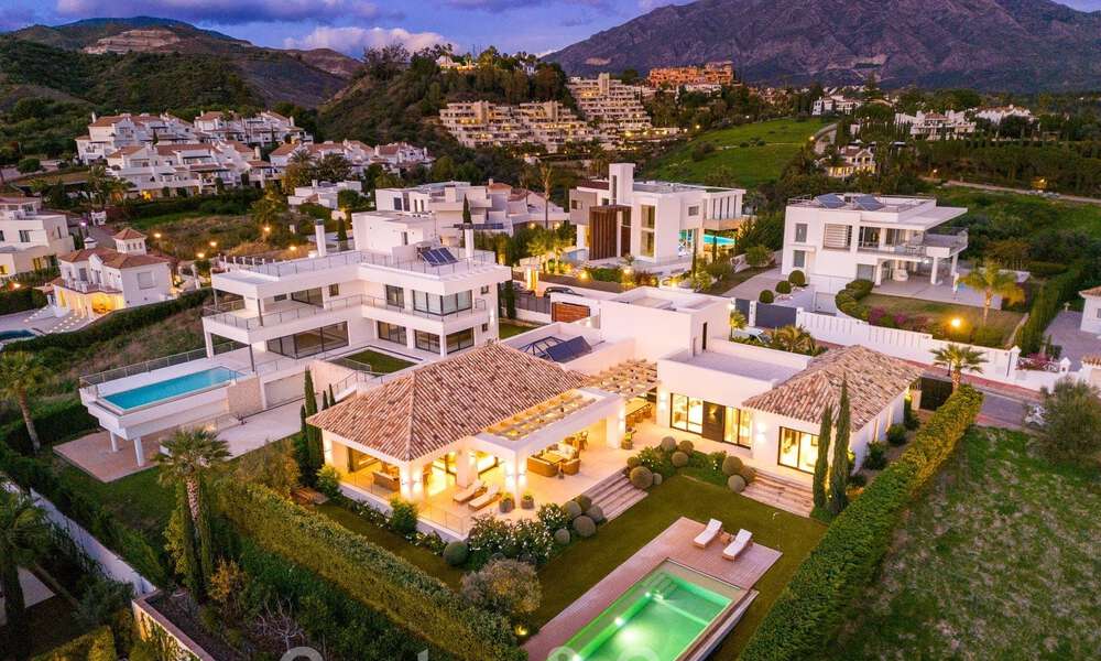 Villa de luxe méditerranéenne indépendante à vendre avec vue sur la mer, entourée de terrains de golf à Nueva Andalucia, Marbella 50734