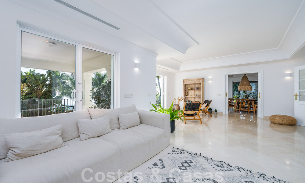 Villa andalouse de luxe à vendre avec vue panoramique sur la mer à Los Monteros, Marbella 50956